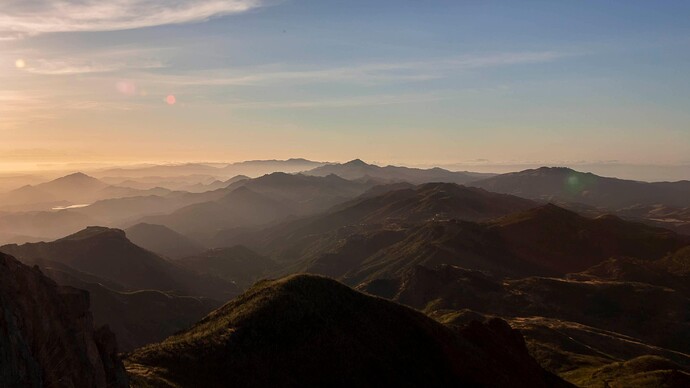 从 Sandstone Peak 看到的山峦，NPS 资料照片；仅展示景观，登顶不是本帖默认推荐的轻松路线