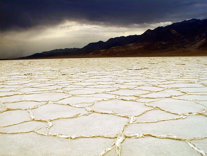 Badwater Basin 盐地,NPS photo;照片中的云层不代表当日天气,现场地表状态也可能变化