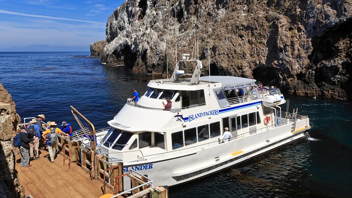 Channel Islands 官网交通页面所用的旅客船靠岸照片，来源 NPS