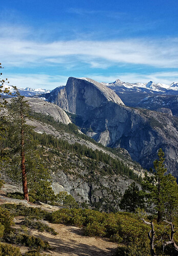 Half Dome 与周围山体，NPS / Cindy Jacoby 资料照片；图中积雪不是当前雪况，也不是本帖建议攀登 Half Dome